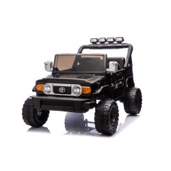 Električni avtomobilček Toyota FJ Cruiser XXL s pogonom 4x4, licenciran (dvosedežni), črne barve, prenosna litijeva baterija, visoko podvozje, dva sedeža, vzmetena zadnja os, 2,4 GHz daljinski upravljalnik, MP3 predvajalnik z Bluetoothom, LED luči